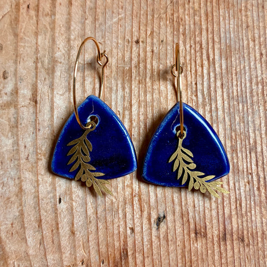 Boucles d'oreilles en céramique triangle bleu et feuillage