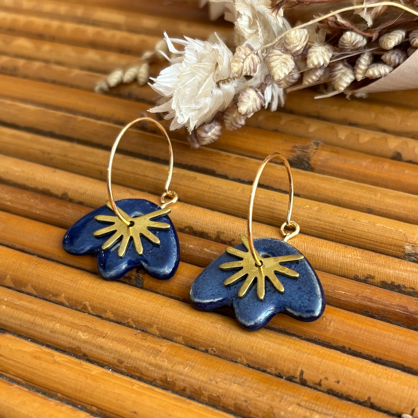 Boucles d'oreilles en céramique feuille bleu et petit soleil