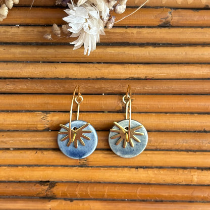 Boucles d'oreilles en céramique petit rond nuance bleutée et petit soleil