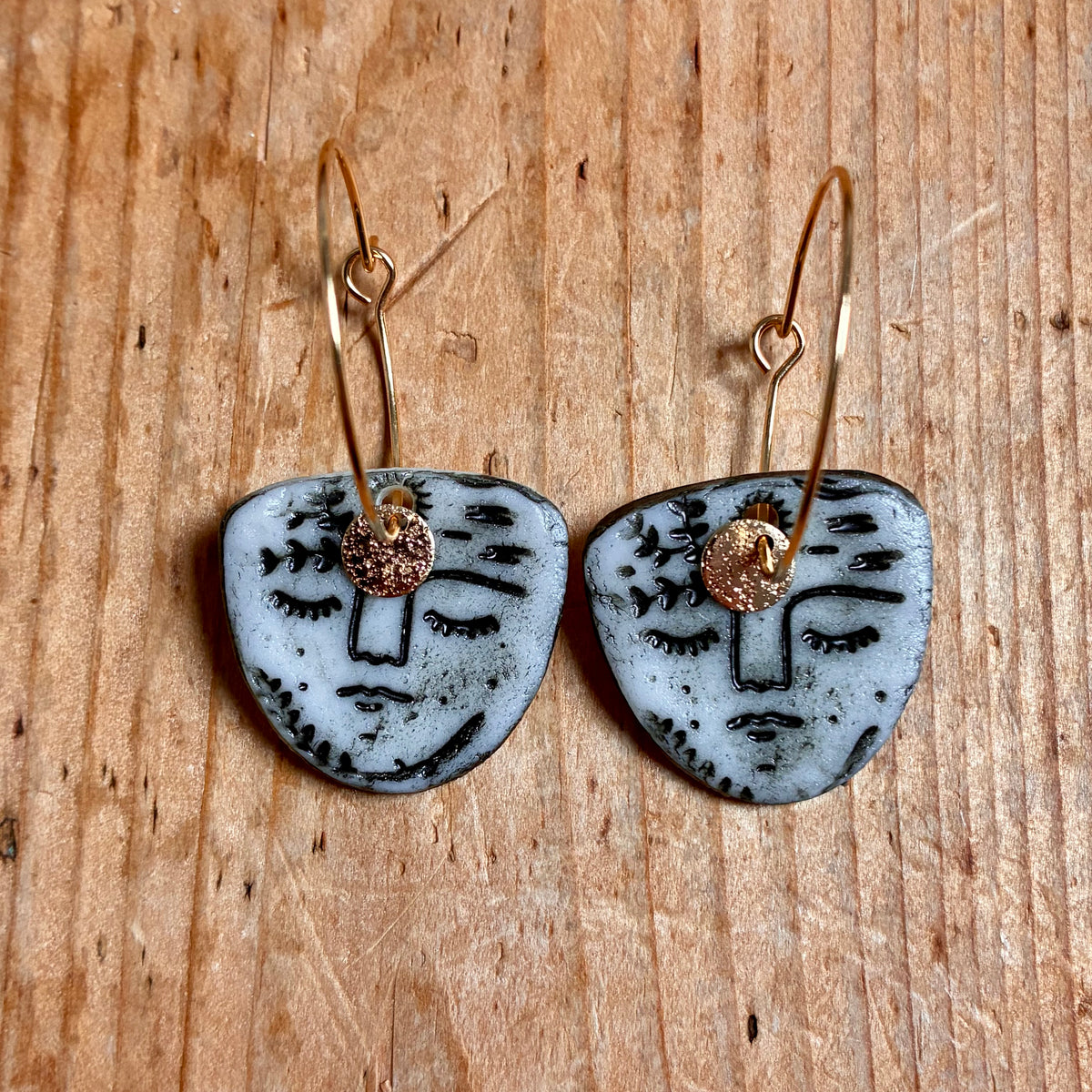 Boucles d'oreilles en céramique visage noir