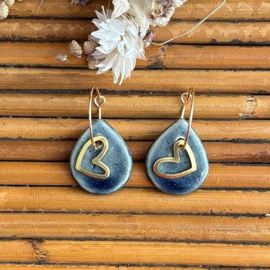 Boucles d'oreilles en céramique goutte nuance bleutée et coeur