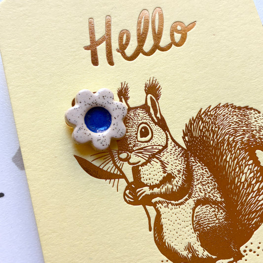 Pin’s en céramique fleur écureuil bleu