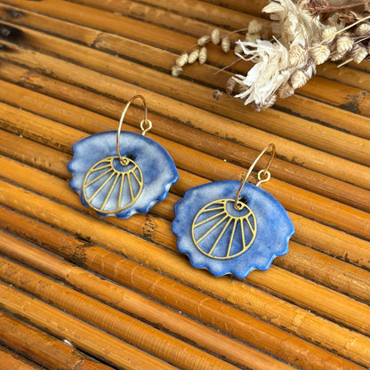 Boucles d'oreilles en céramique coquillage bleu et cercle de soleil