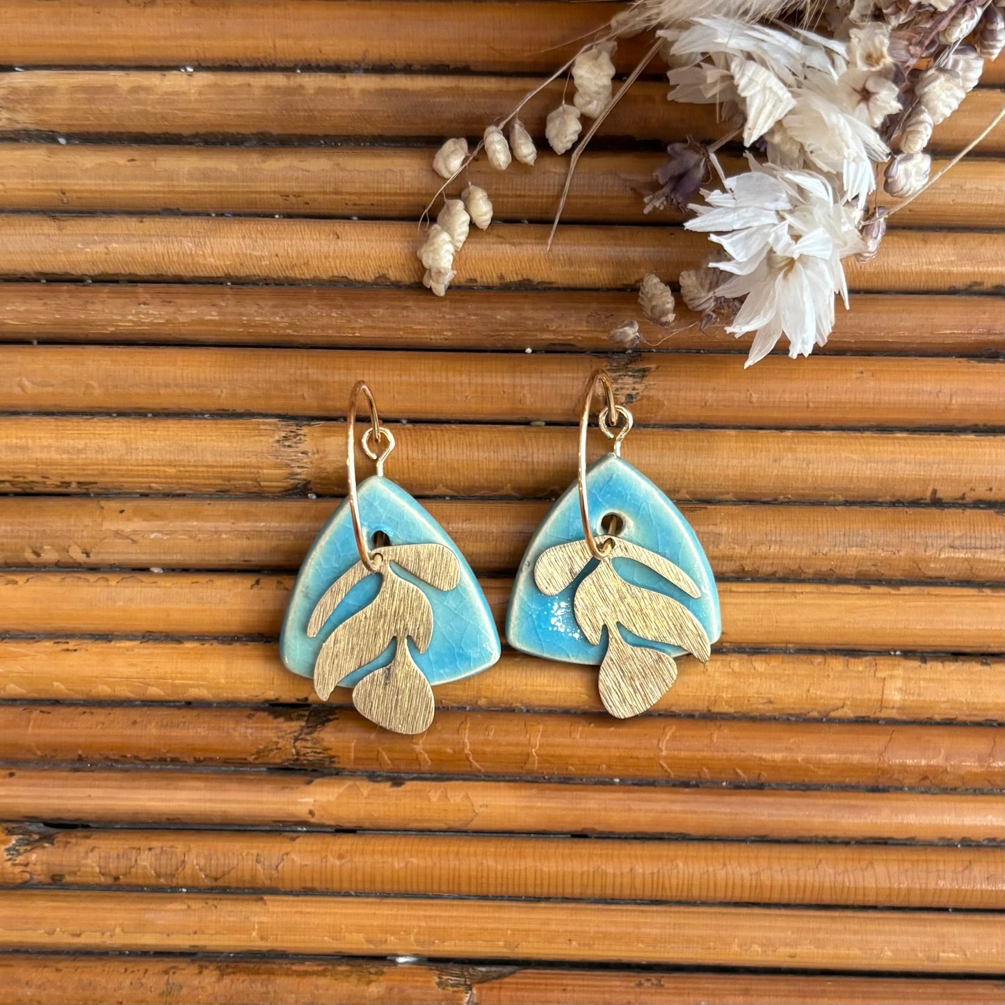 Boucles d'oreilles en céramique galet bleu ciel et feuille dorée