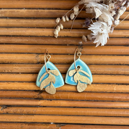 Boucles d'oreilles en céramique galet bleu ciel et feuille dorée