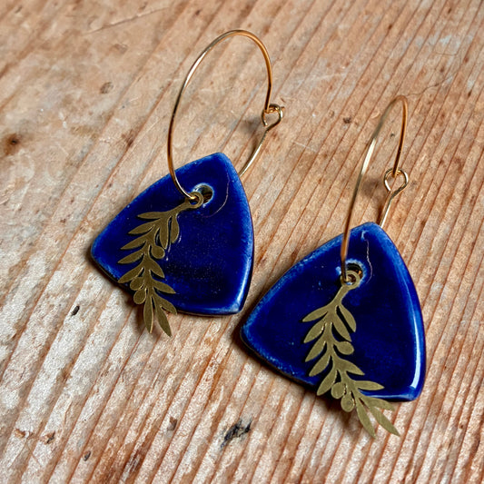 Boucles d'oreilles en céramique triangle bleu et feuillage