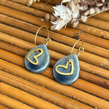 Boucles d'oreilles en céramique goutte nuance bleutée et coeur