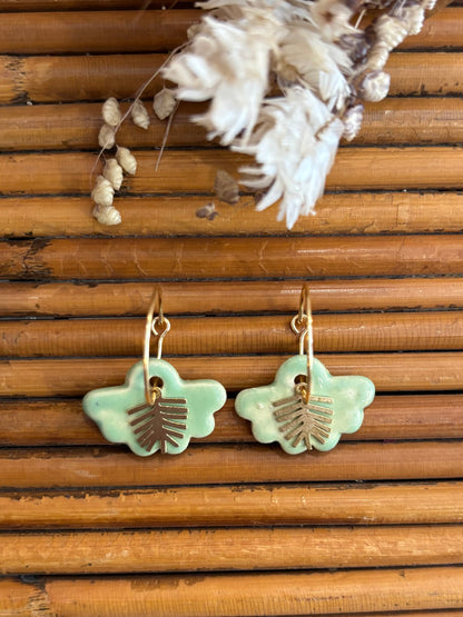 Boucles d'oreilles en céramique fleur vert pastel