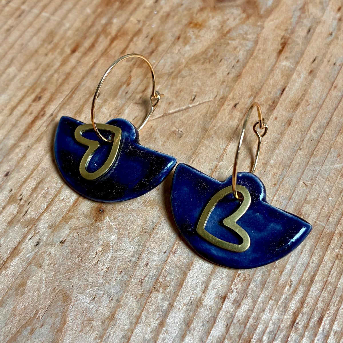 Boucles d'oreilles en céramique bascule bleu et cœur
