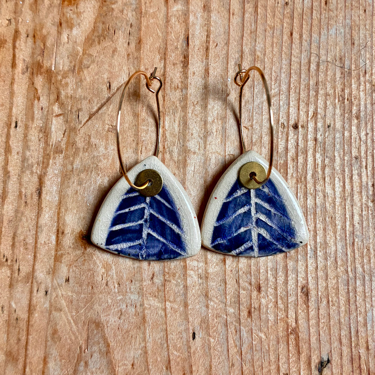 Boucles d'oreilles en céramique triangle bicolore bleu beige