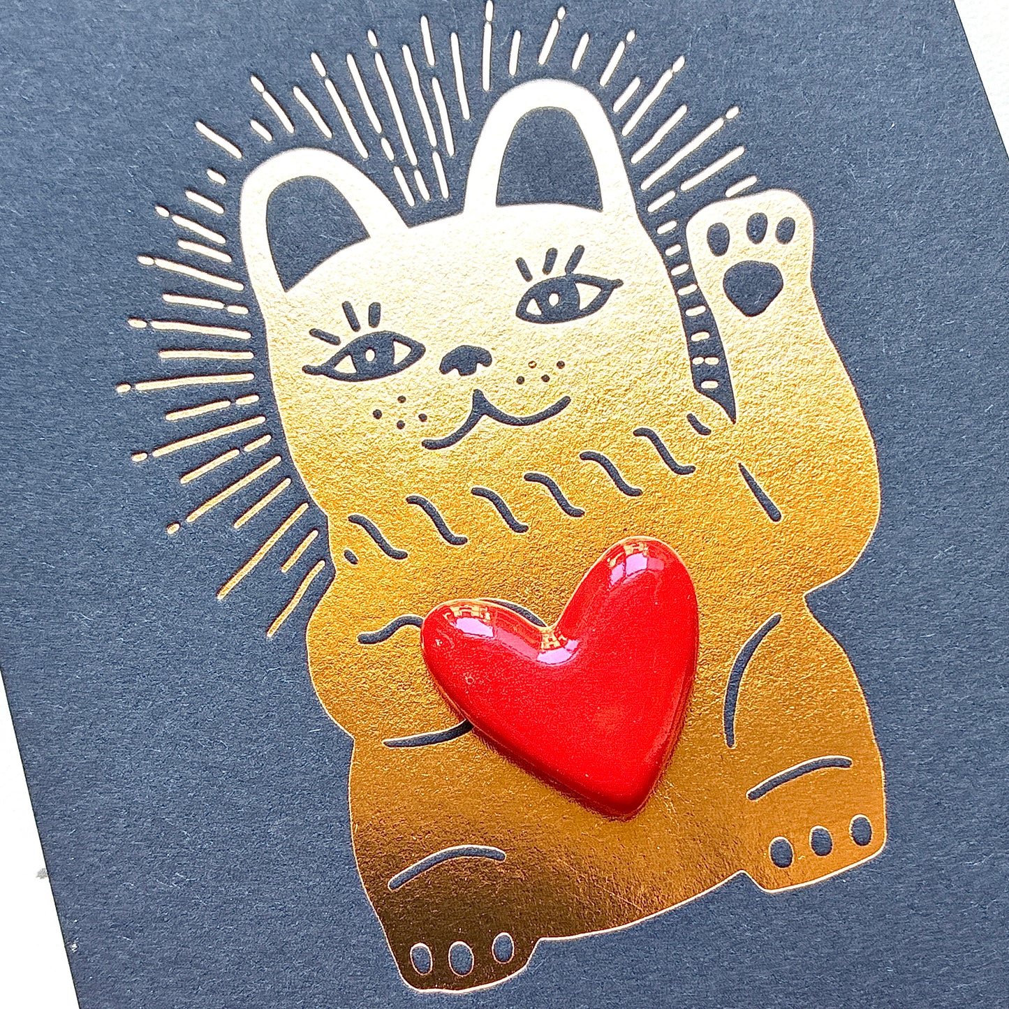 Pin’s en céramique cœur lucky cat rouge