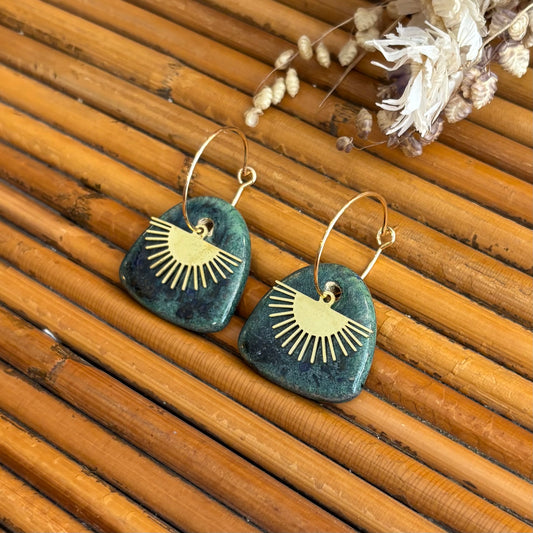 Boucles d'oreilles en céramique galet vert et éventail doré