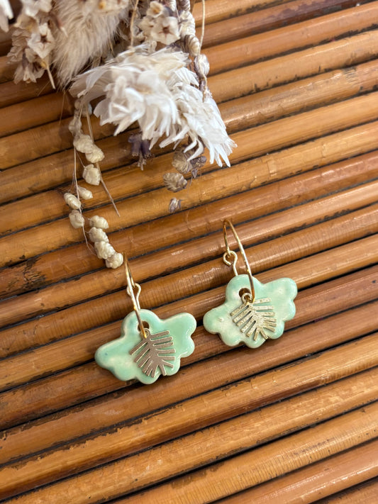 Boucles d'oreilles en céramique fleur vert pastel