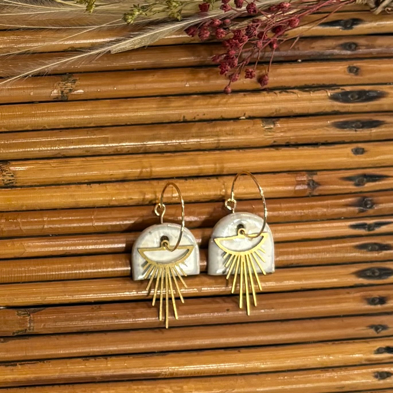 Boucles d'oreilles rayons de soleil nuances blanches grises