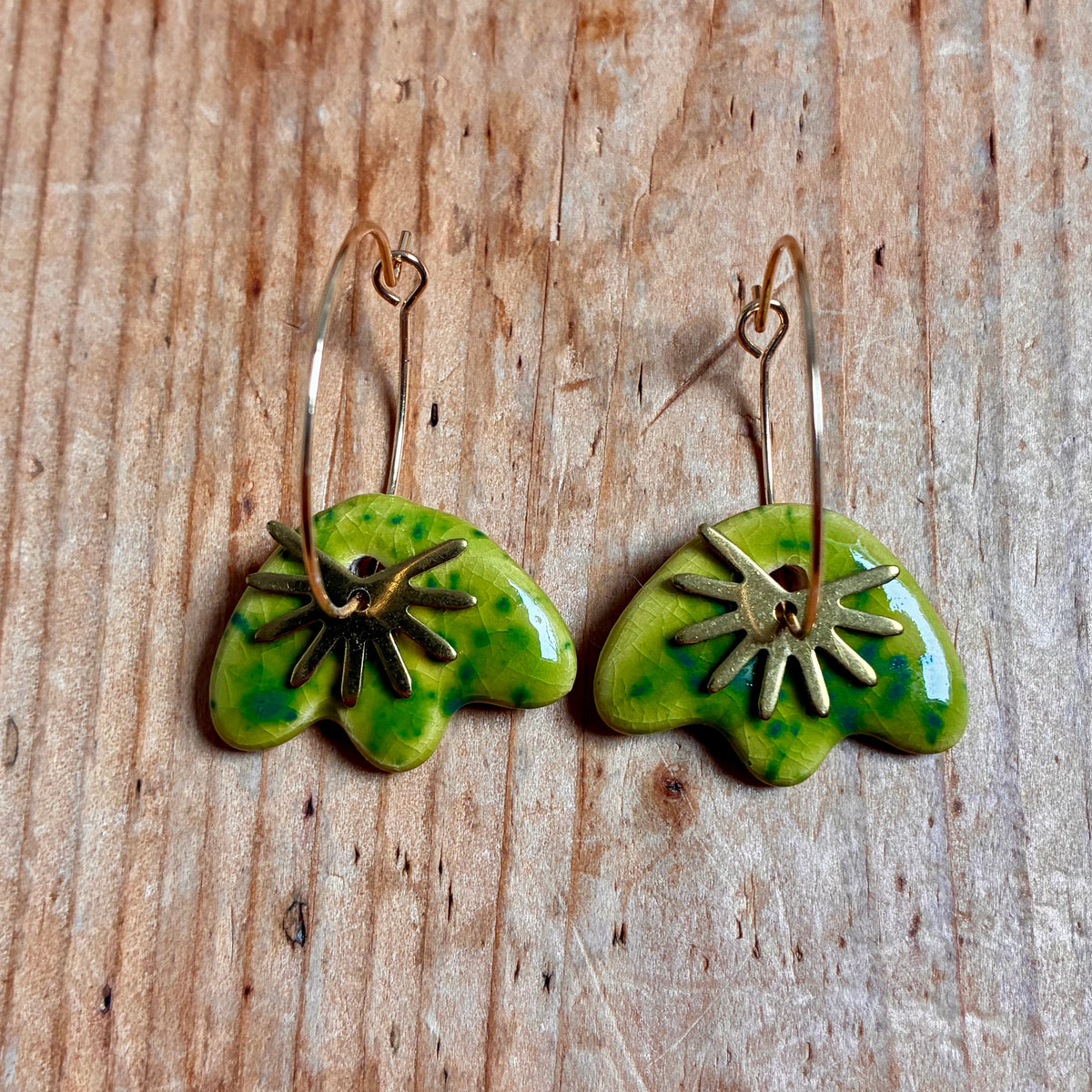Boucles d'oreilles en céramique vagues vert moucheté
