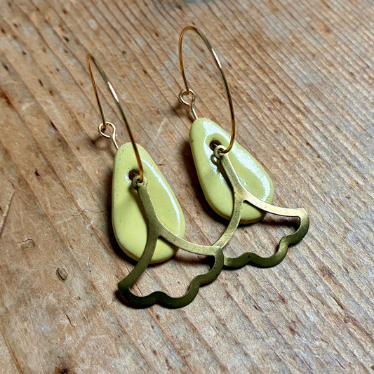 Boucles d'oreilles en céramique goutte jaune pâle