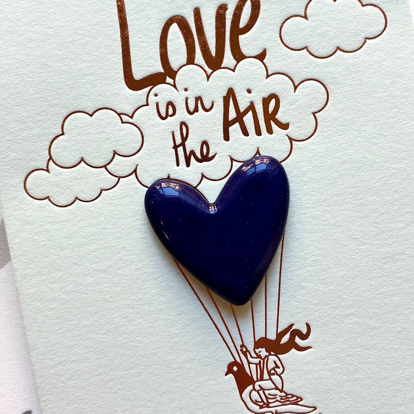 Pin’s en céramique grand cœur love is in the air bleu nuit
