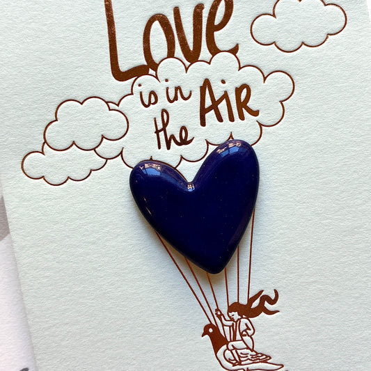 Pin’s en céramique grand cœur love is in the air bleu nuit