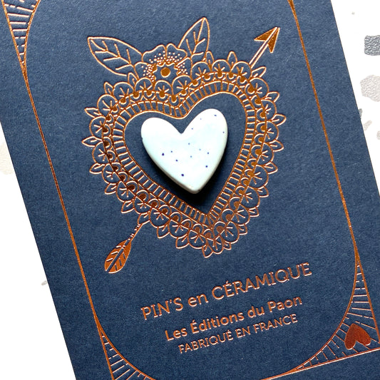 Pin’s en céramique cœur bleu moucheté