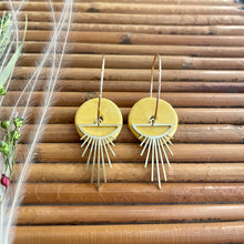 Charger l&#39;image dans la galerie, Boucles d&#39;oreilles en céramique soleil jaune
