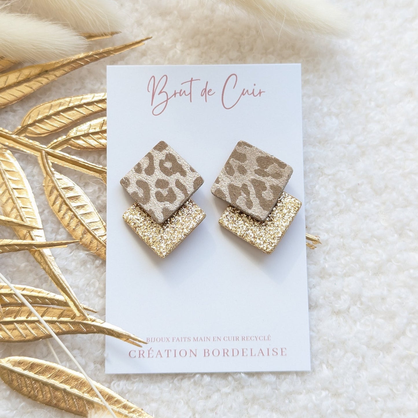 Boucles d'oreilles puces carrés léo beige