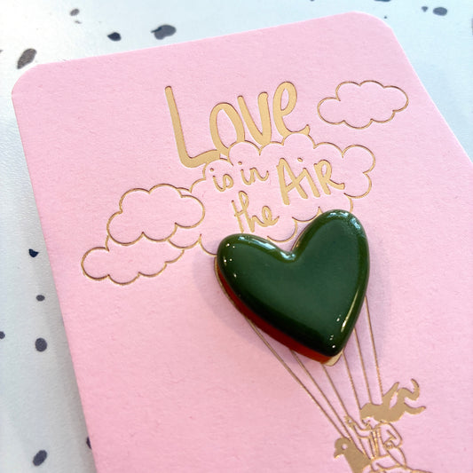 Pin’s en céramique grand cœur love is in the air kaki