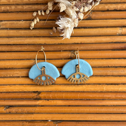 Boucles d'oreilles en céramique bleu gris et œil doré