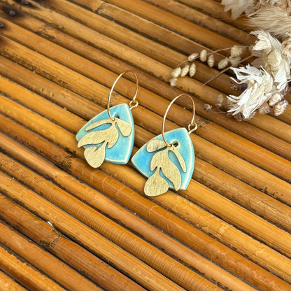 Boucles d'oreilles en céramique galet bleu ciel et feuille dorée
