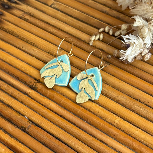 Boucles d'oreilles en céramique galet bleu ciel et feuille dorée