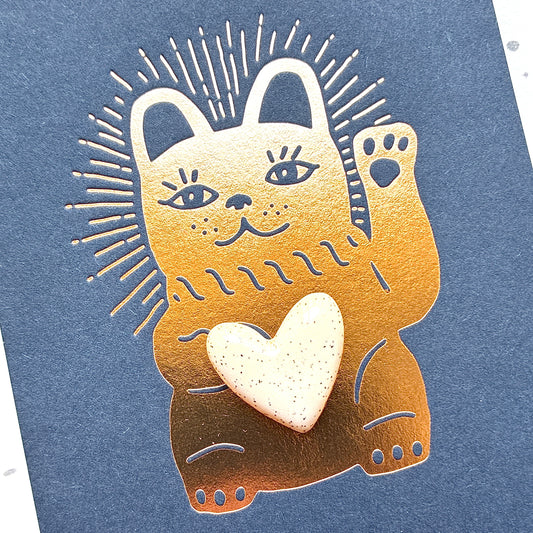 Pin’s en céramique cœur lucky cat blanc moucheté