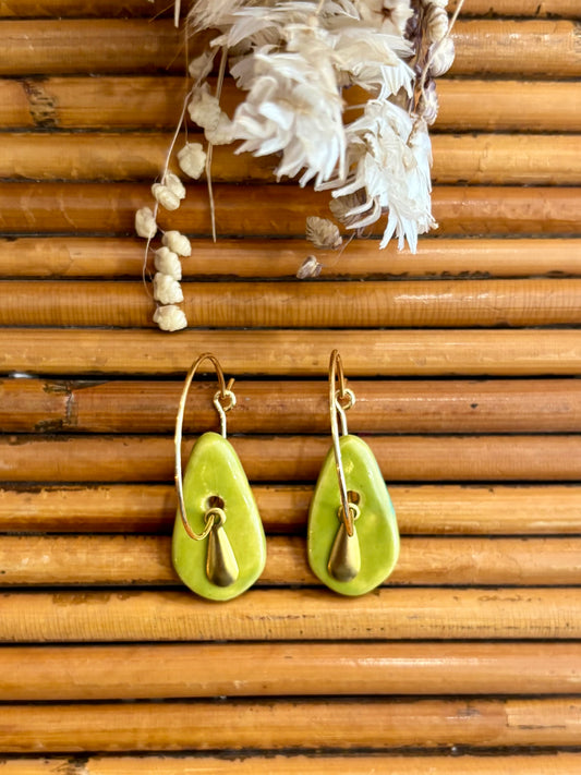 Boucles d'oreilles en céramique petite goutte vert prairie