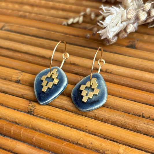 Boucles d'oreilles en céramique goutte bleu et croix et losange pixels