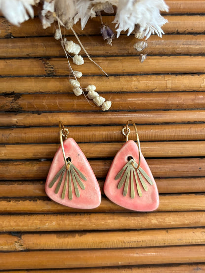 Boucles d'oreilles en céramique triangle rose saumon