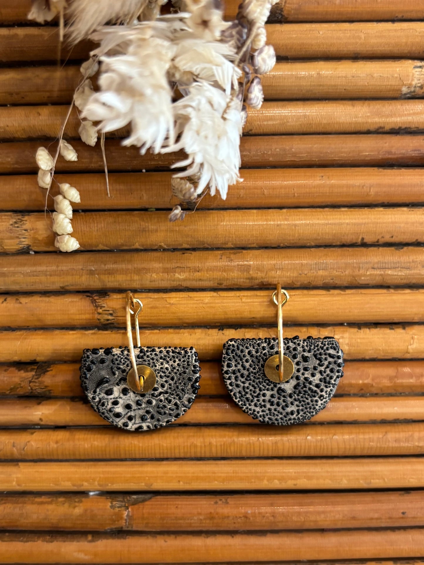 Boucles d'oreilles en céramique incrustations noires