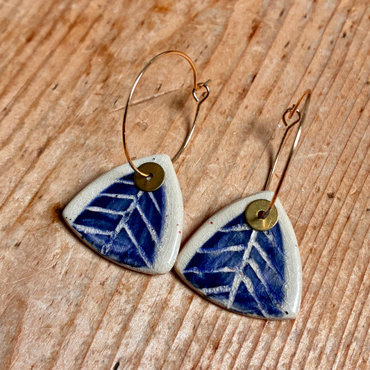 Boucles d'oreilles en céramique triangle bicolore bleu beige