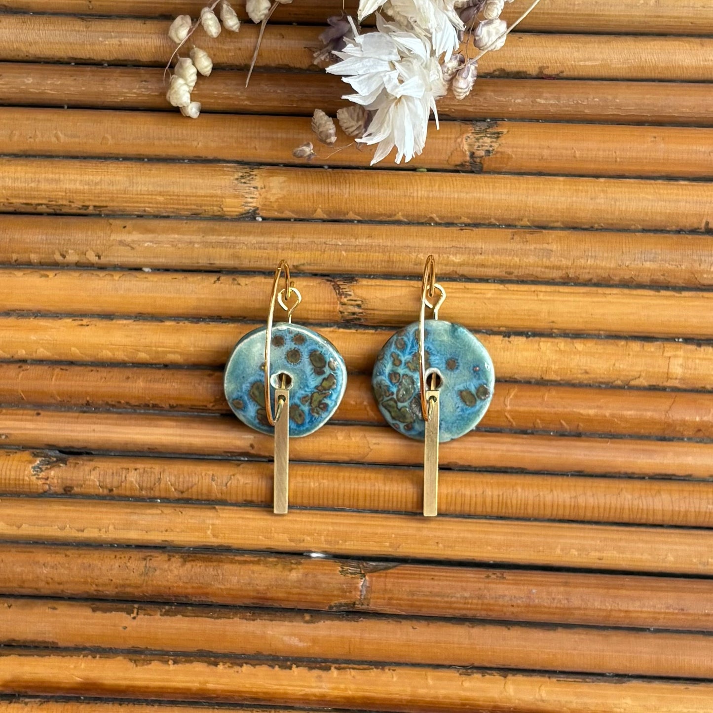 Boucles d'oreilles en céramique rond bleuté et barre dorée