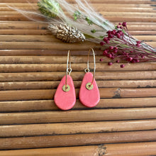 Charger l&#39;image dans la galerie, Boucles d&#39;oreilles en céramique petite goutte corail
