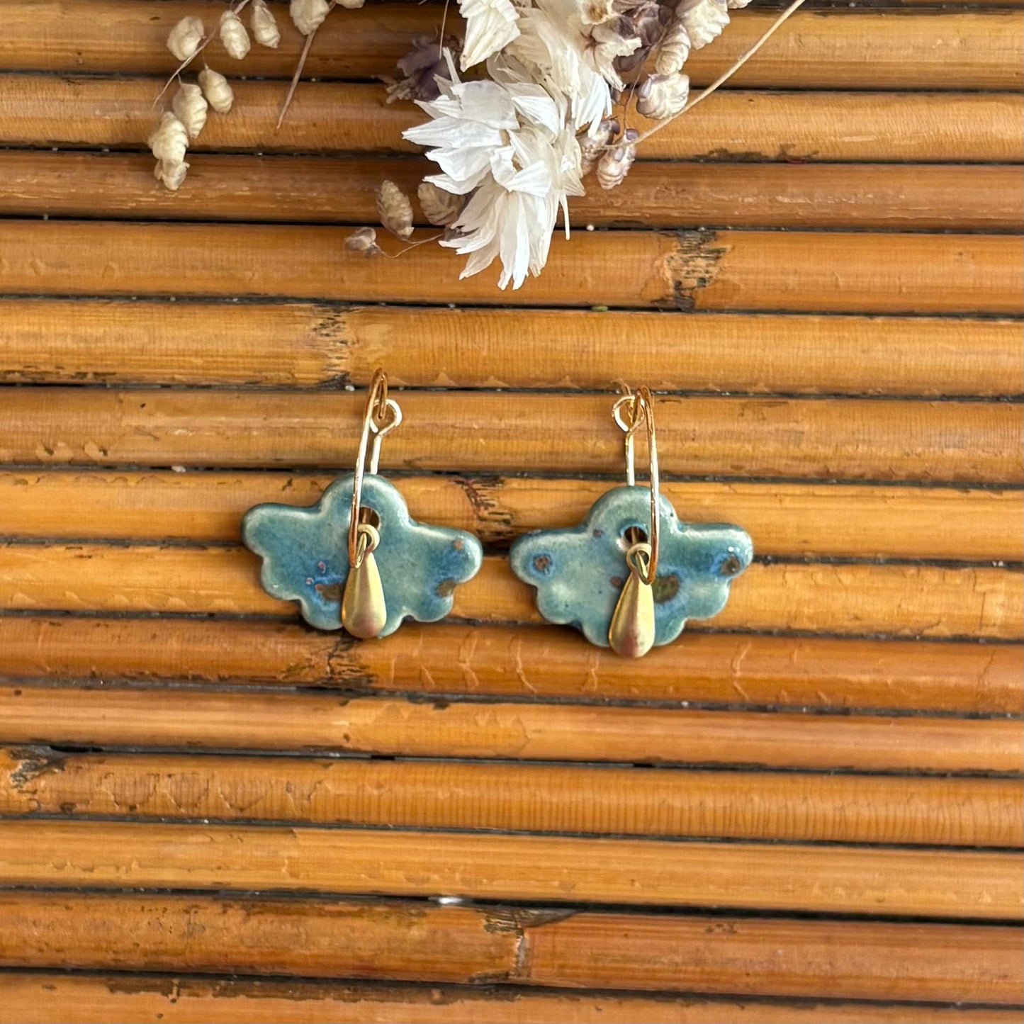 Boucles d'oreilles en céramique éventail bleuté et points dorées