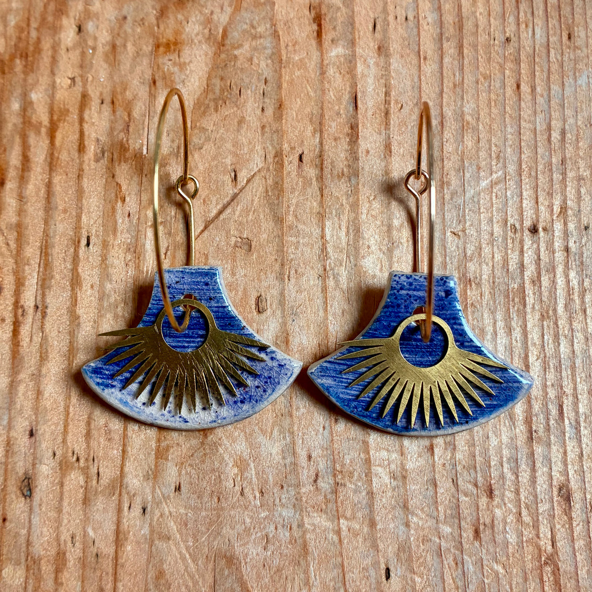 Boucles d'oreilles en céramique horizon beige et bleu
