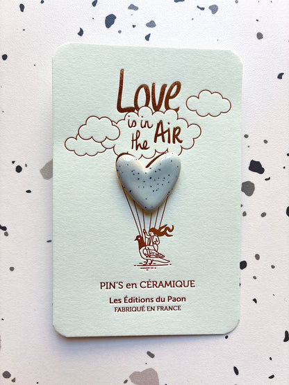 Pin’s en céramique grand cœur love is in the air bleu moucheté