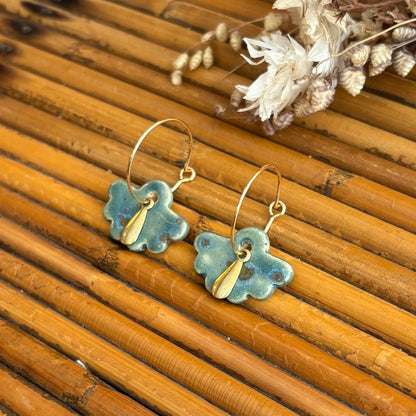 Boucles d'oreilles en céramique éventail bleuté et points dorées