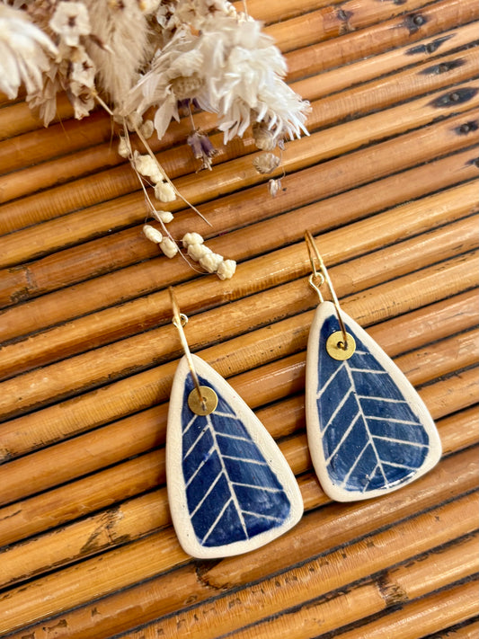 Boucles d'oreilles en céramique grande feuille bleu