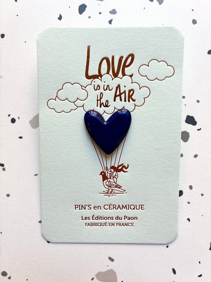 Pin’s en céramique grand cœur love is in the air bleu nuit