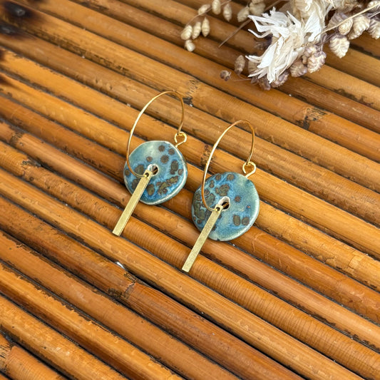 Boucles d'oreilles en céramique rond bleuté et barre dorée