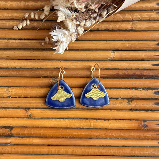 Boucles d'oreilles en céramique galet bleu et queue de poisson