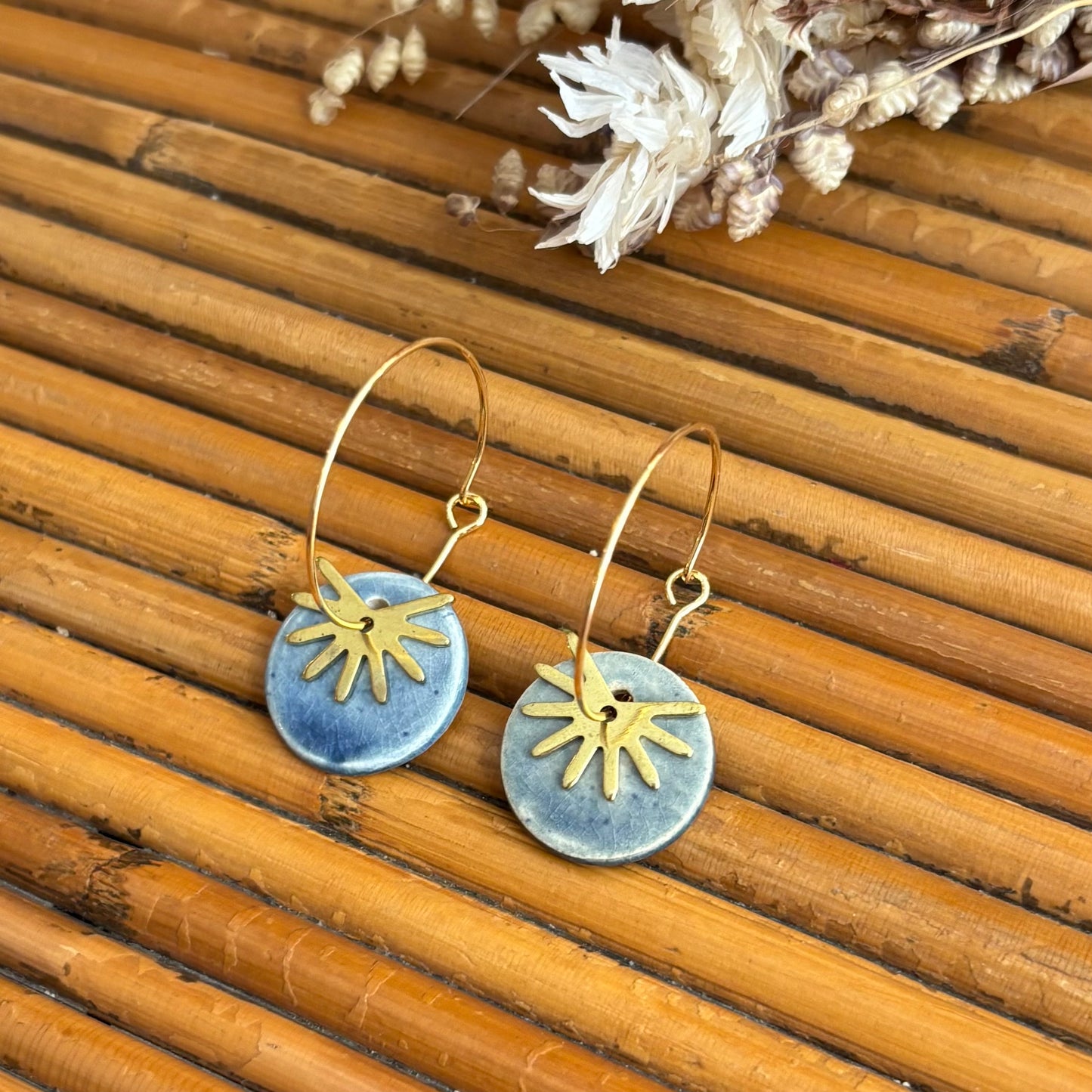 Boucles d'oreilles en céramique petit rond nuance bleutée et petit soleil