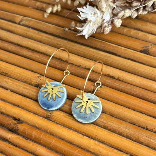 Boucles d'oreilles en céramique petit rond nuance bleutée et petit soleil