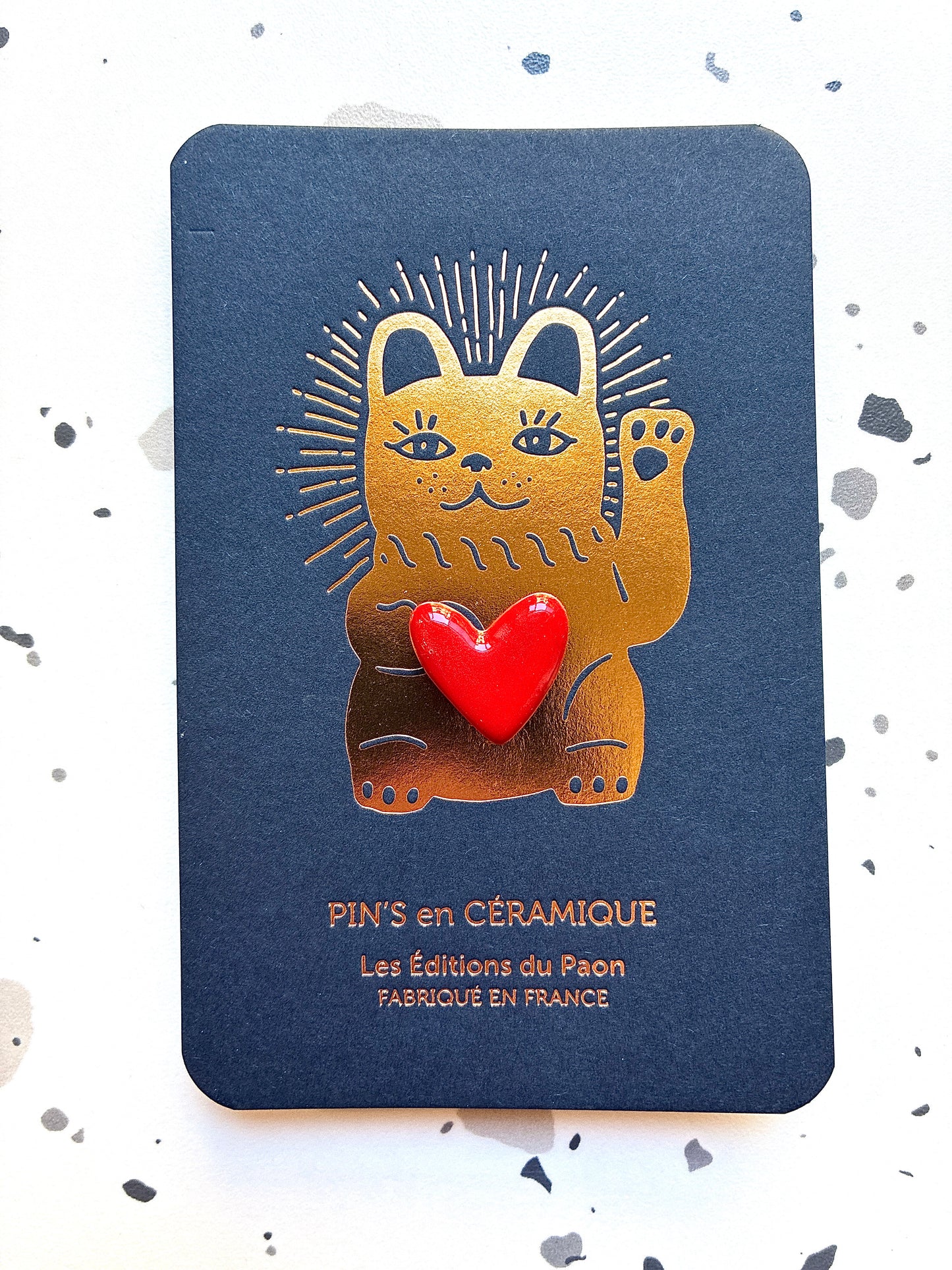 Pin’s en céramique cœur lucky cat rouge