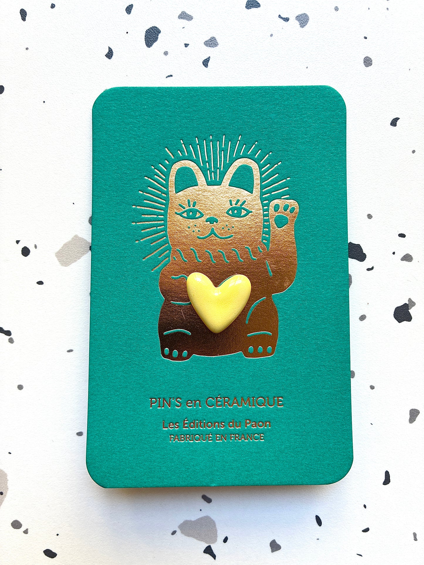 Pin’s en céramique cœur lucky cat jaune pastel