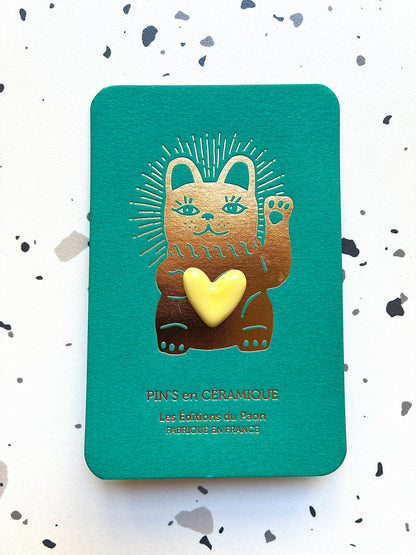 Pin’s en céramique cœur lucky cat jaune pastel